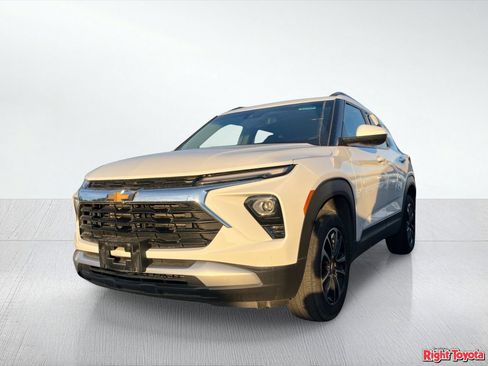 Used 2025 Chevrolet TrailBlazer LT AWD/4WD image 2