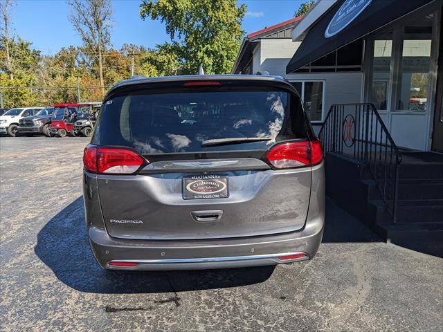 Used 2018 Chrysler Pacifica Touring-L FWD image 4
