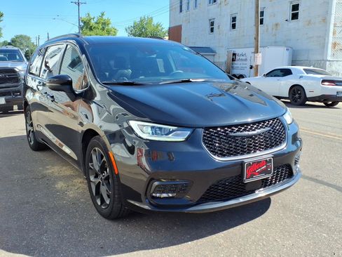 Used 2023 Chrysler Pacifica Touring-L w/ S Appearance Package FWD image 4