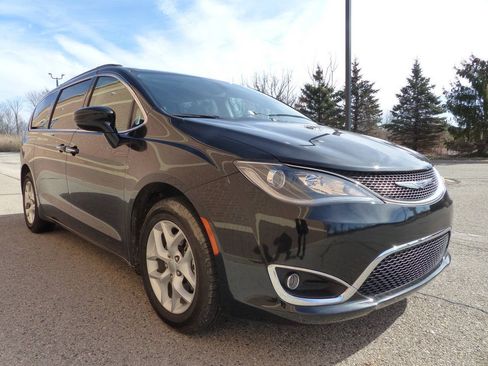 Used 2020 Chrysler Pacifica Touring w/ Tire & Wheel Group FWD image 11