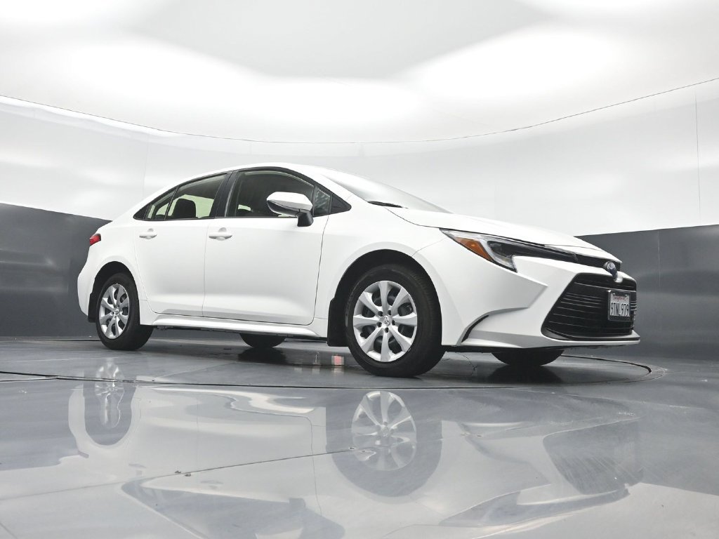 Used 2025 Toyota Corolla LE w/ Carpet Mat Package (TMS) FWD image 3