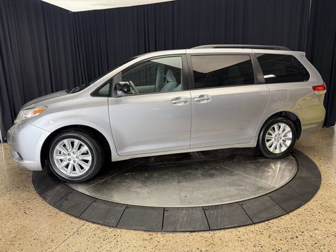 Used 2011 Toyota Sienna LE image 4