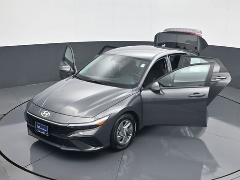 Certified 2024 Hyundai Elantra SE image 30