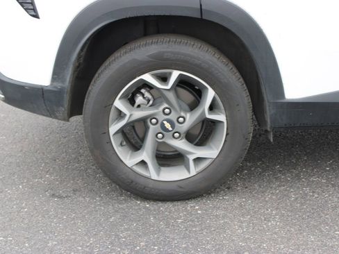 Used 2025 Chevrolet Trax LT w/ LT Convenience Package image 12