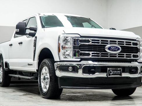 Used 2025 Ford F250 XLT image 4