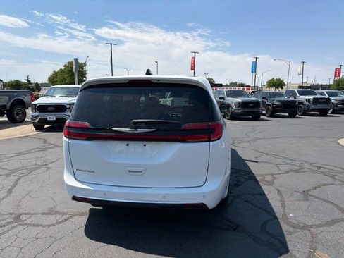 Used 2025 Chrysler Pacifica Select FWD image 8
