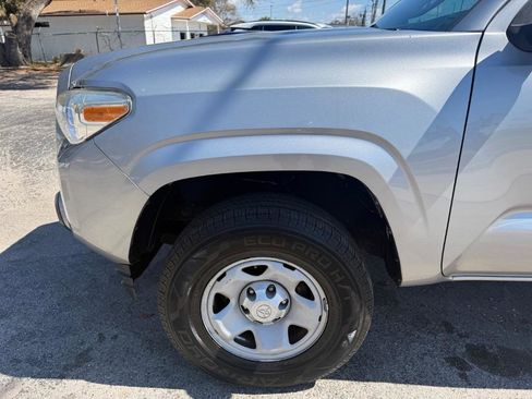 Used 2017 Toyota Tacoma SR RWD image 3