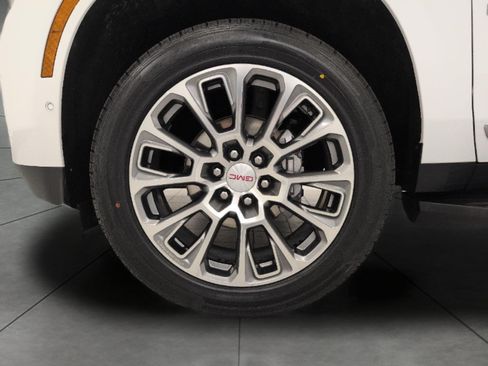 Used 2025 GMC Yukon XL Denali AWD/4WD image 3