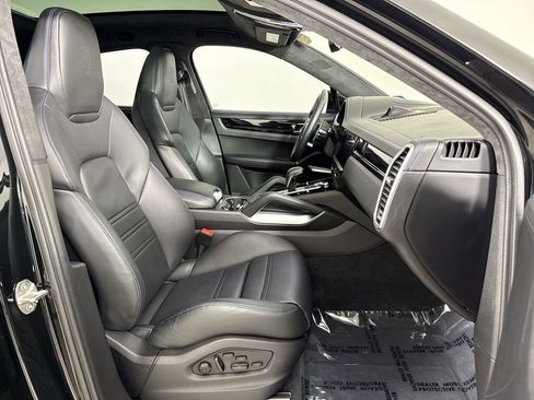 Certified 2023 Porsche Cayenne Turbo AWD/4WD image 23