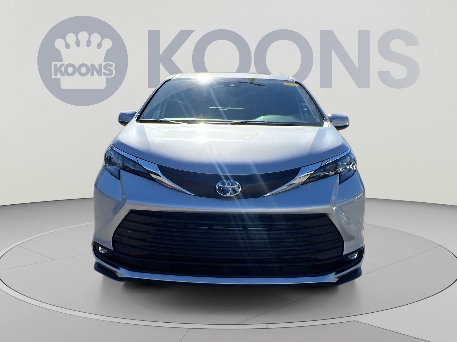 Used 2025 Toyota Sienna XLE FWD image 4
