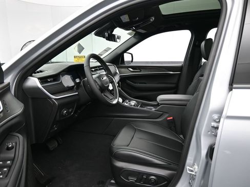 New 2025 Jeep Grand Cherokee Limited w/ Black Appearance Package RWD image 12