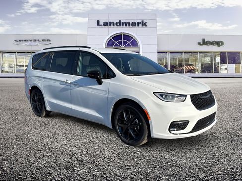 New 2026 Chrysler Pacifica Select image 1