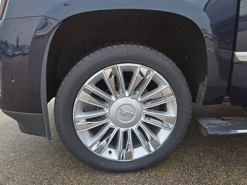 Used 2019 Cadillac Escalade ESV Platinum RWD image 27