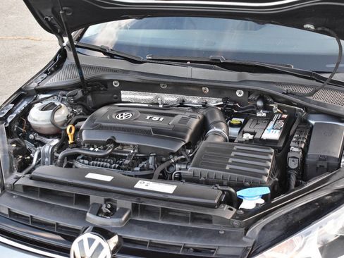 Used 2017 Volkswagen Golf S image 31