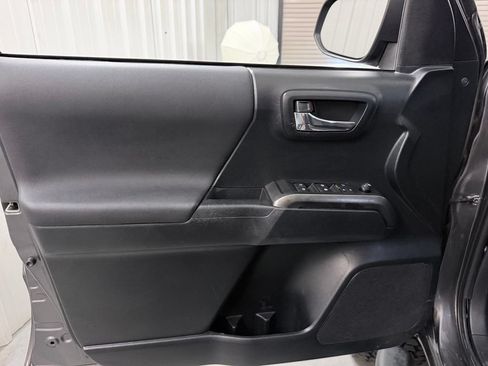 Used 2019 Toyota Tacoma TRD Off-Road w/ Technology Package AWD/4WD image 10
