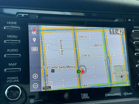 Used 2020 Toyota Sienna SE w/ SE Preferred Package image 24