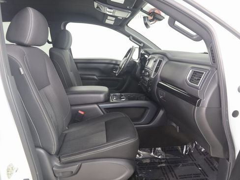 Used 2019 Nissan Titan SV w/ SV Convenience Package image 12