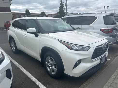 Used 2020 Toyota Highlander LE AWD/4WD image 2