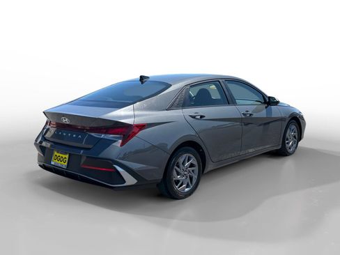 Used 2024 Hyundai Elantra SEL FWD image 5
