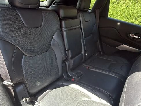 Used 2017 Jeep Cherokee Overland w/ Technology Group FWD image 27
