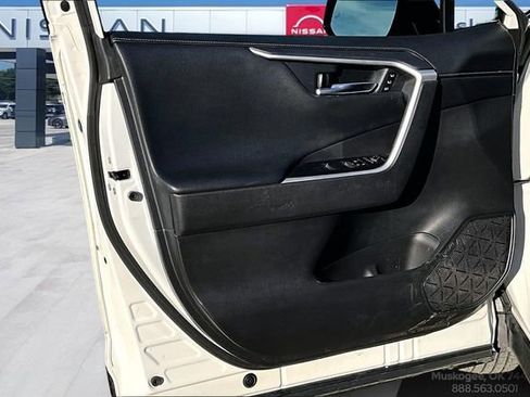 Used 2020 Toyota RAV4 Limited image 17