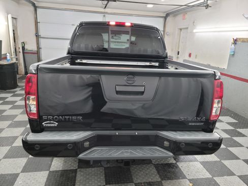 Used 2021 Nissan Frontier SV w/ Midnight Edition Floor Mats image 3
