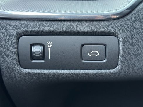 Used 2019 Volvo XC60 T5 R-Design w/ Protection Package image 16