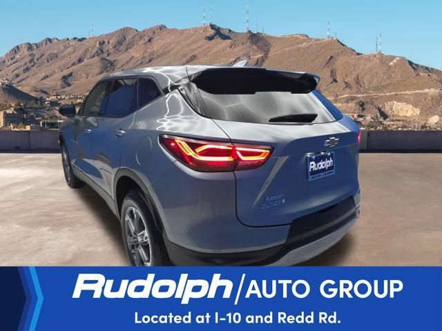 Used 2025 Chevrolet Blazer LT FWD image 3