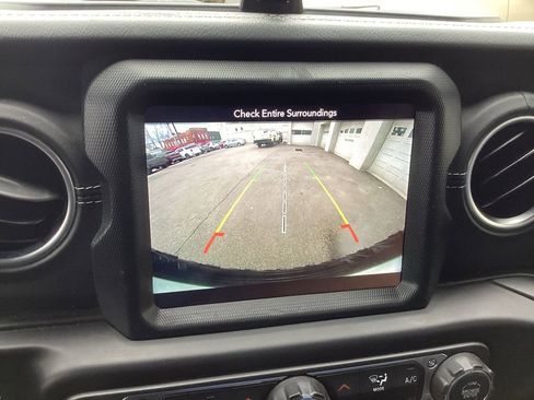 Used 2018 Jeep Wrangler Unlimited Sahara image 34