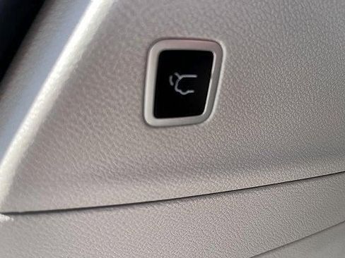 Used 2024 Chrysler Pacifica Touring-L FWD image 13
