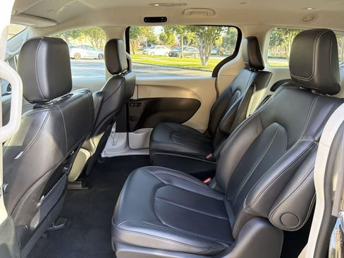 Used 2024 Chrysler Pacifica Select image 29