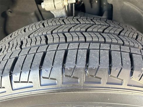 Used 2024 Jeep Grand Cherokee Laredo X image 17