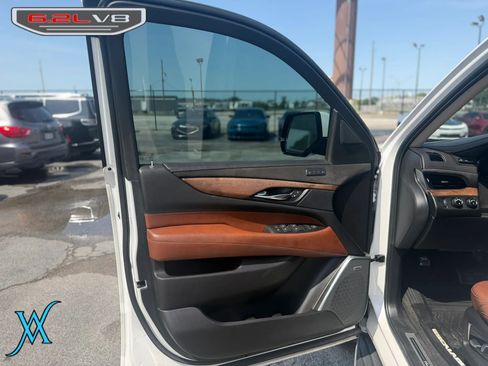 Used 2019 Cadillac Escalade Luxury AWD/4WD image 11