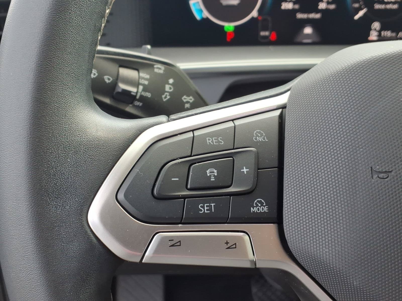Used 2025 Volkswagen Tiguan SE AWD/4WD image 20