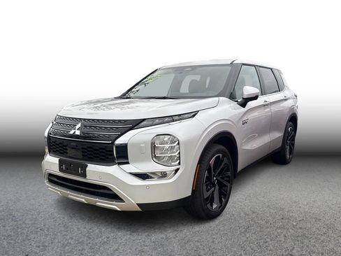 Used 2025 Mitsubishi Outlander SE image 1