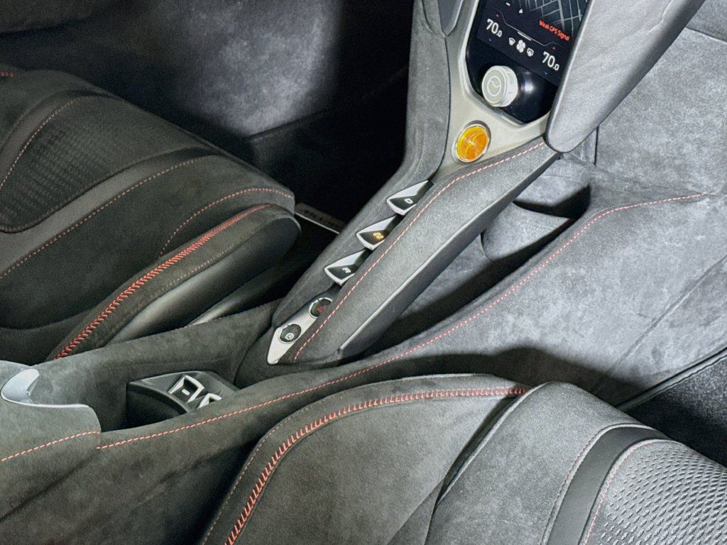 Used 2026 McLaren 750S Spider RWD image 18