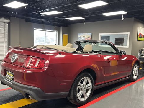 Used 2010 Ford Mustang Convertible image 6