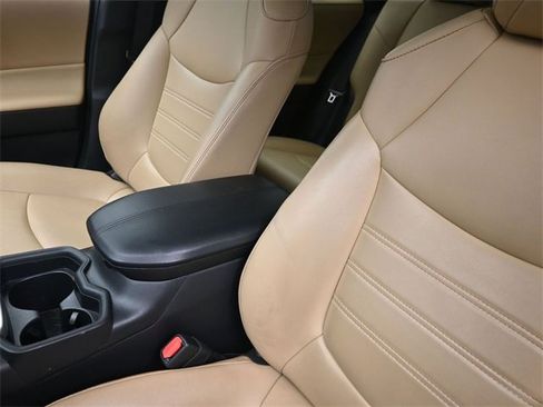 Used 2019 Toyota RAV4 XLE Premium image 20