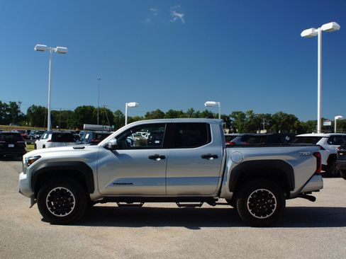 Used 2025 Toyota Tacoma TRD Off-Road AWD/4WD image 13