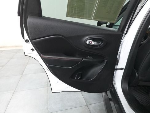 Used 2022 Jeep Cherokee Trailhawk AWD/4WD image 24