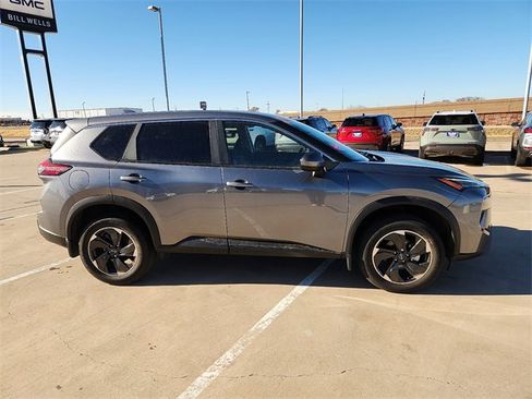 Used 2024 Nissan Rogue SV image 5