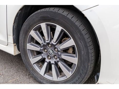 Used 2018 Toyota Sienna Limited w/ Carpet Mat Package image 6