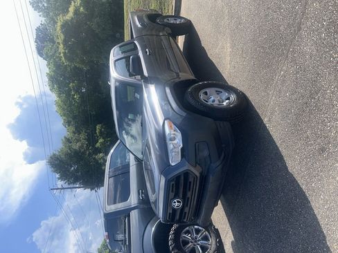 Used 2017 Toyota Tacoma SR RWD image 2