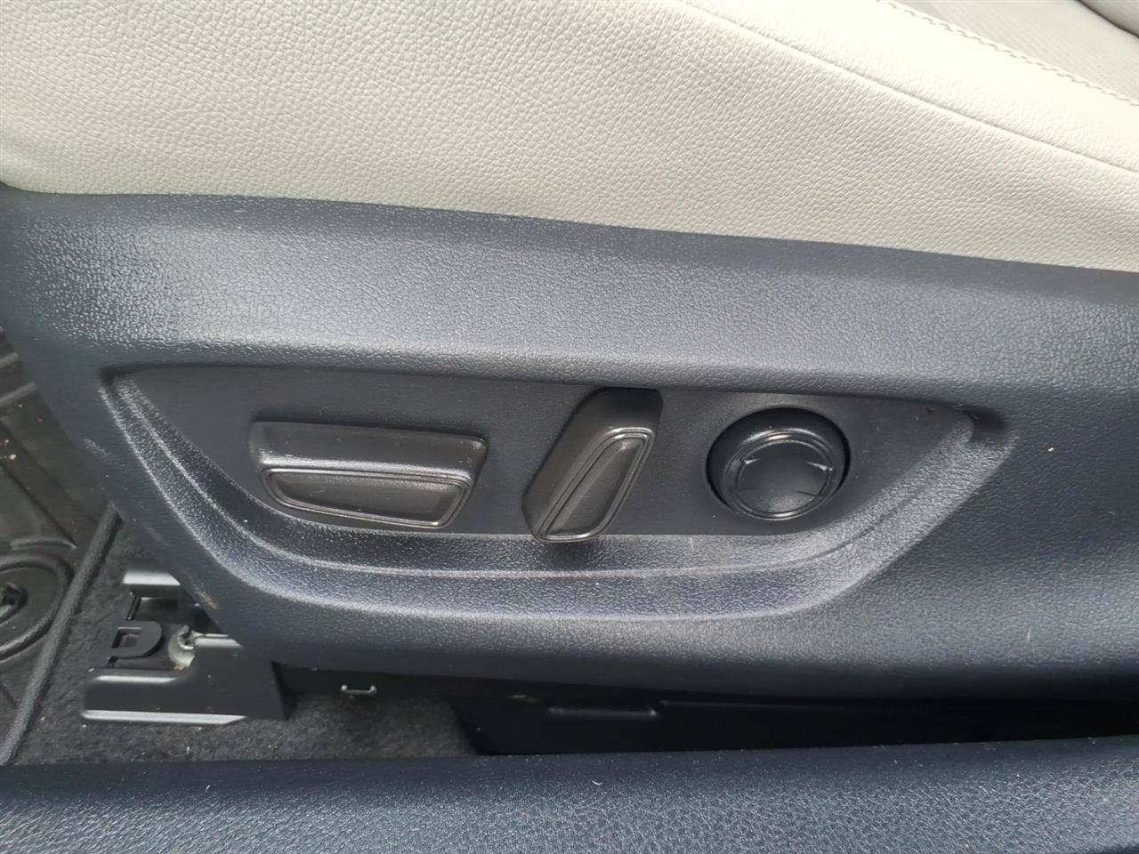 Used 2025 Toyota Camry XLE w/ Premium Plus Package FWD image 7