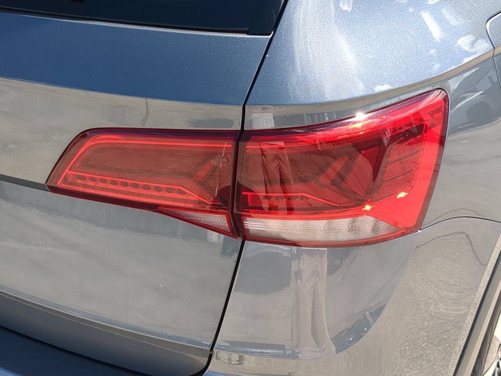 Certified 2022 Volkswagen Taos SE FWD image 8