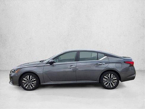 Used 2025 Nissan Altima 2.5 SV FWD image 9