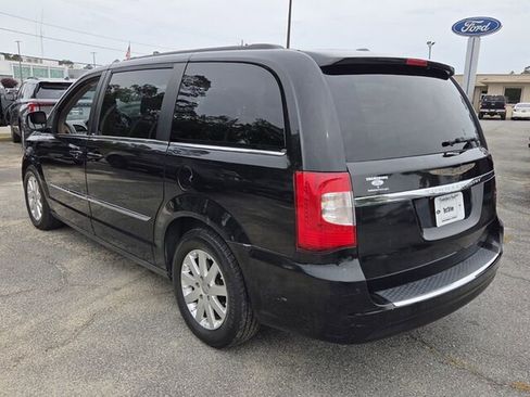 Used 2013 Chrysler Town & Country Touring FWD image 12
