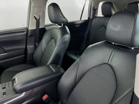Used 2025 Toyota Highlander XLE FWD image 29