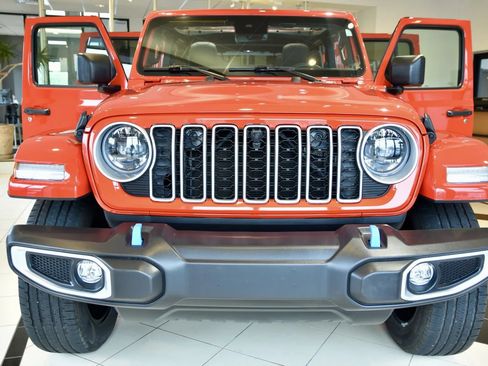 Used 2024 Jeep Wrangler Unlimited Sahara w/ Technology Group AWD/4WD image 2