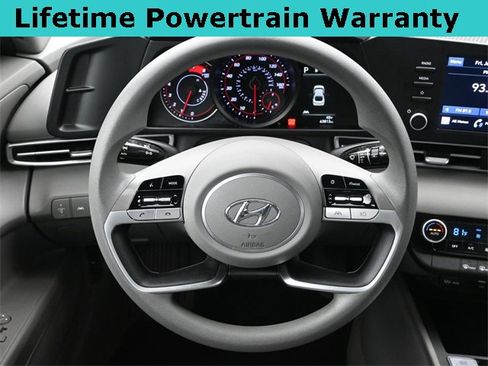 Used 2022 Hyundai Elantra SEL image 24